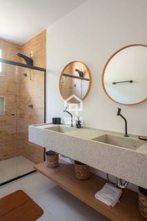 Casa duplex mobiliada com 4 suítes à venda no Condomínio Fazenda Praia do Forte Bahia