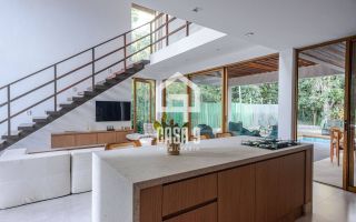 Casa duplex mobiliada com 4 suítes à venda no Condomínio Fazenda Praia do Forte Bahia