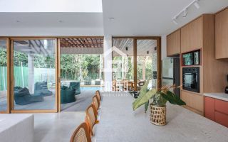 Casa duplex mobiliada com 4 suítes à venda no Condomínio Fazenda Praia do Forte Bahia