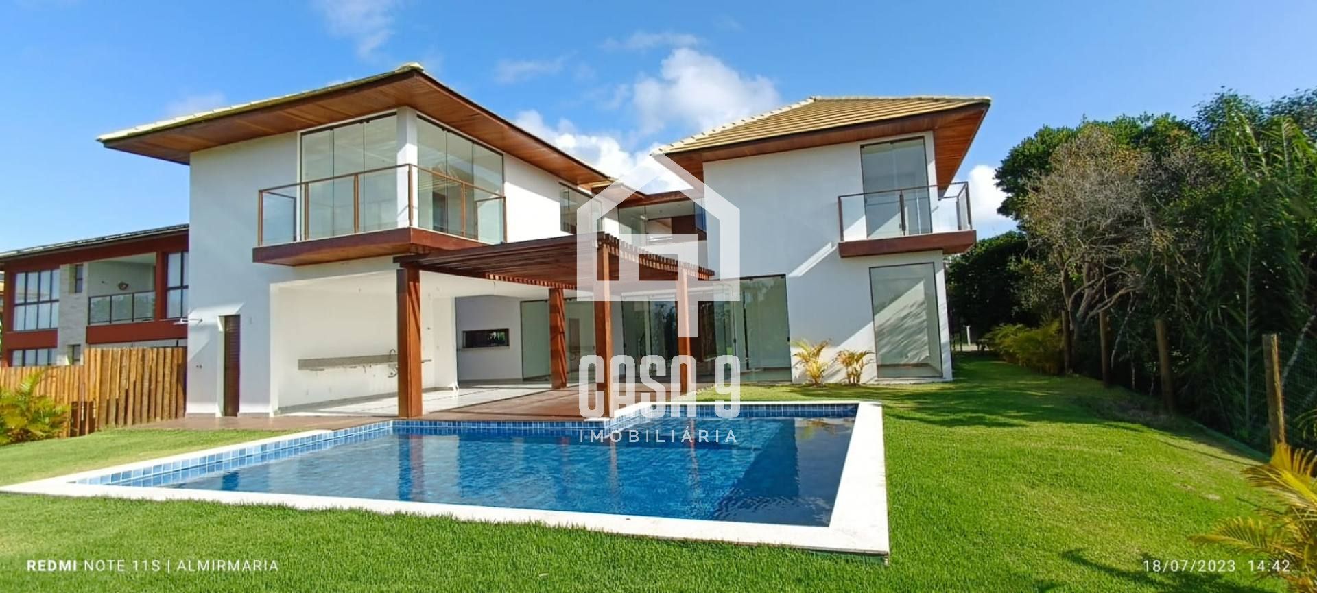 Casa á venda com 05 suítes em condomínio fechado Praia do Forte-Ba