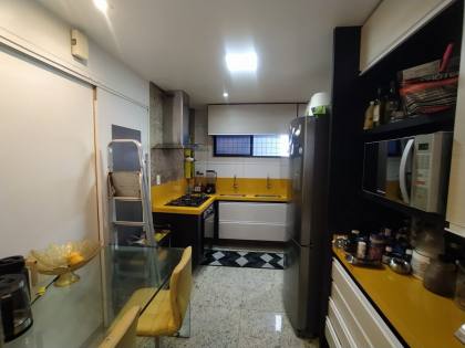 Apartamento à venda no Edf. San Marino no bairro Mauricio de Nassau em Caruaru