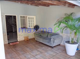 Excelente oportunidade de investimento! Casa 3/4 com suite e prédio comercial na frente