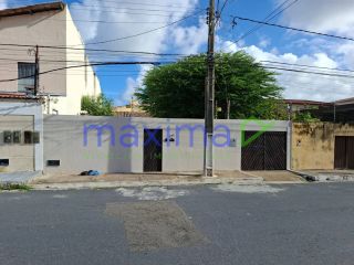Casa à Venda no Bairro Coroa do Meio! Ampla, Confortável e Bem Localizada.