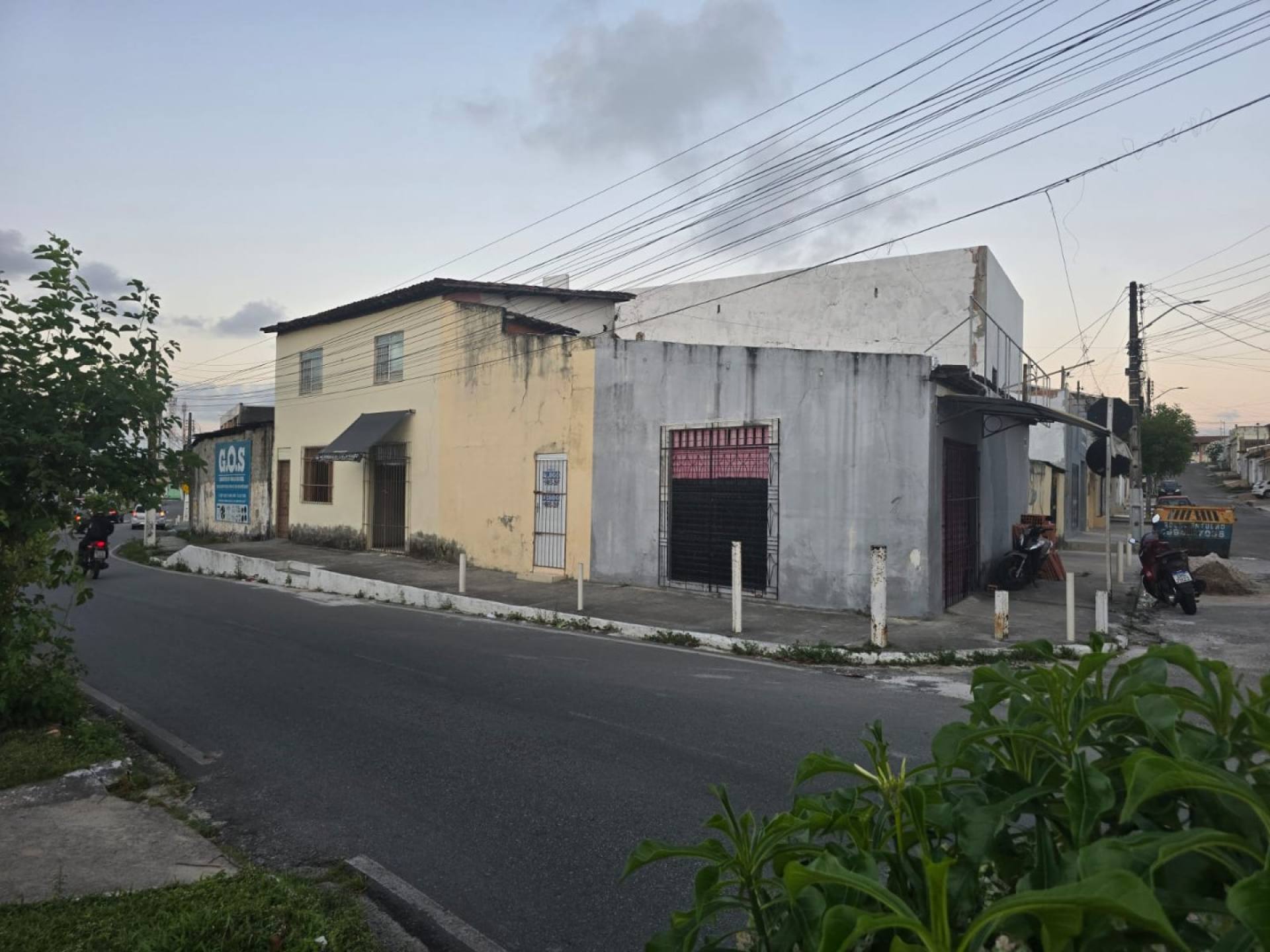 Casa de Esquina na Avenida Principal do Eduardo Gomes!