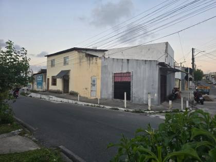 Casa de Esquina na Avenida Principal do Eduardo Gomes!
