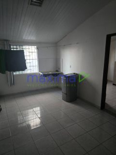 Casa de Esquina na Avenida Principal do Eduardo Gomes!