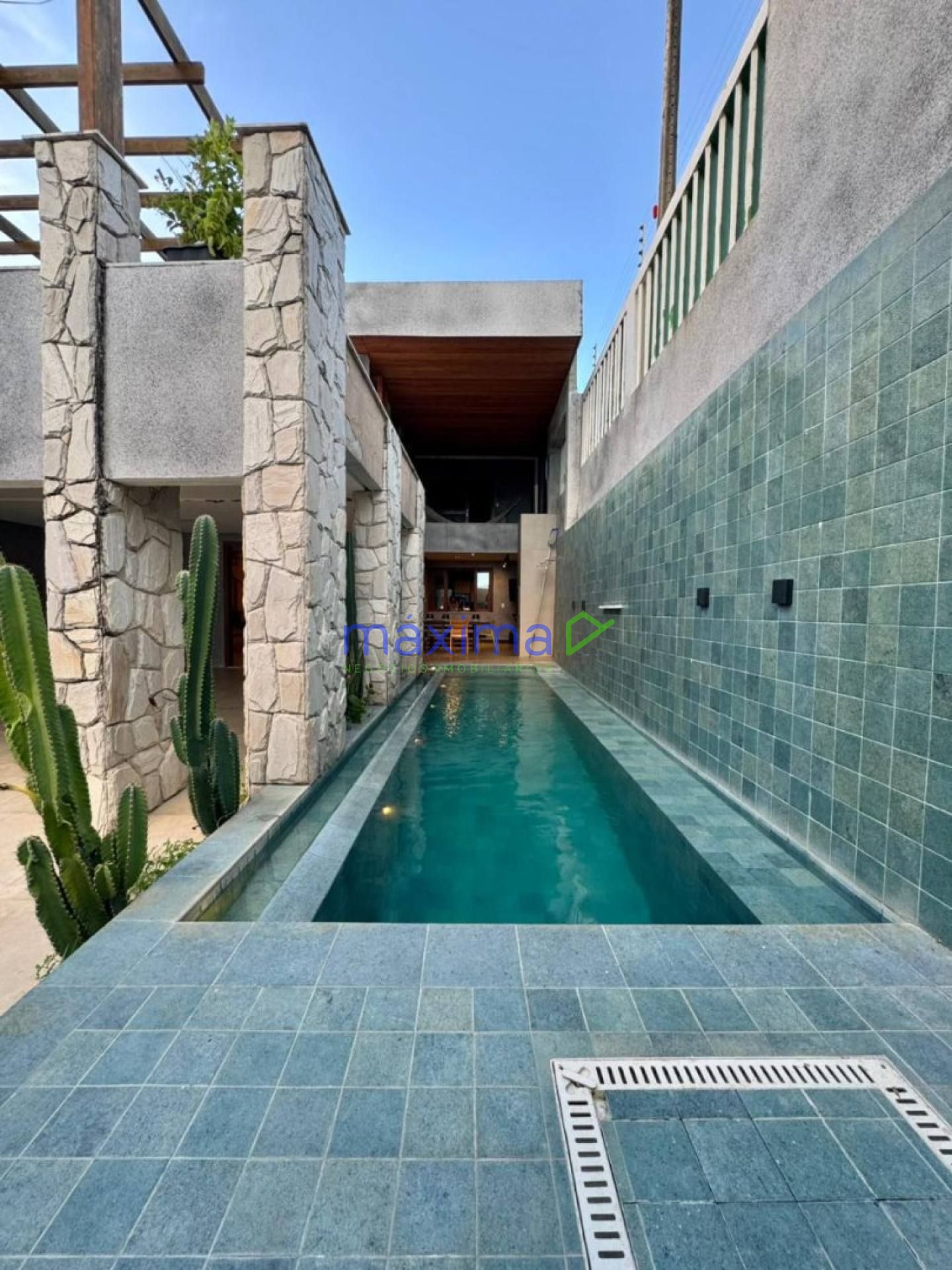 Casa de Alto Padrão à Venda na Farolândia