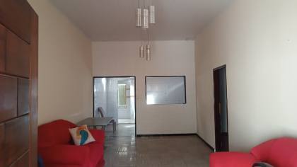 Casa com 2 Pontos Comerciais na Avenida Principal da Farolândia