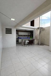 Excelente casa em rua pública