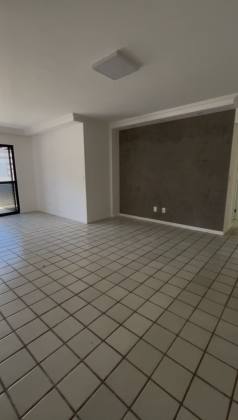 Apartamento à Venda na Ponta Verde – Localização Privilegiada e Excelente Ventilação!