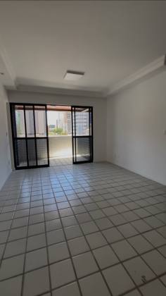 Apartamento à Venda na Ponta Verde – Localização Privilegiada e Excelente Ventilação!