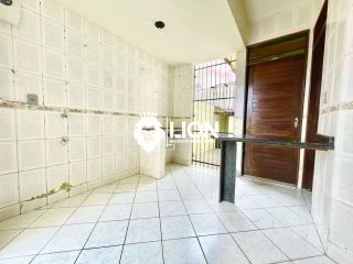 (016)EXCELENTE ALUGUEL - CASA DE ESQUINA EM CONJUNTO COM PORTARIA