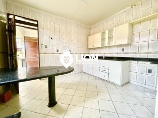 (016)EXCELENTE ALUGUEL - CASA DE ESQUINA EM CONJUNTO COM PORTARIA