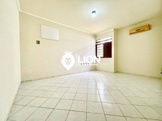 (016)EXCELENTE ALUGUEL - CASA DE ESQUINA EM CONJUNTO COM PORTARIA