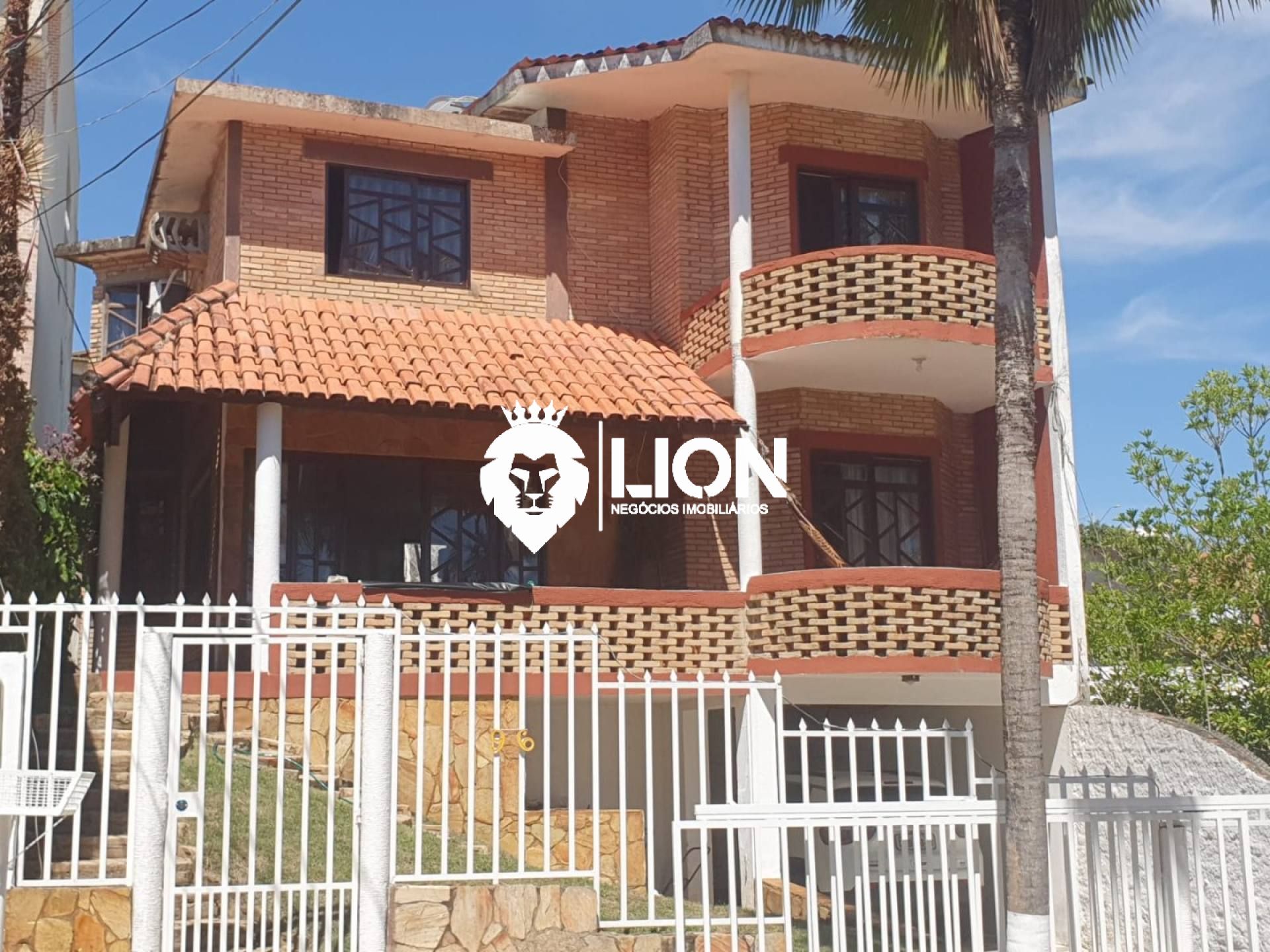 IMÓVEL ESPAÇOSO, MOBILIADO E COM ÁREA DE LAZER COMPLETA