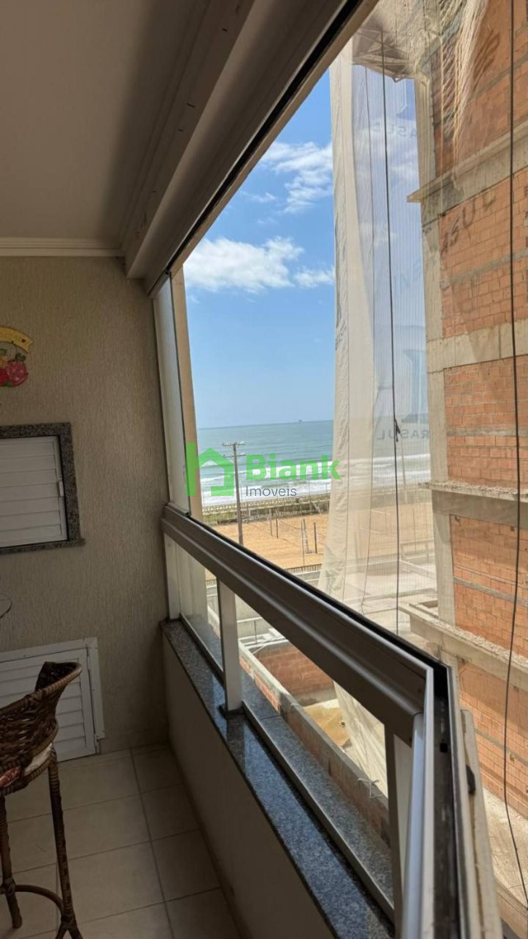 Apto em Condomínio Frente Mar!