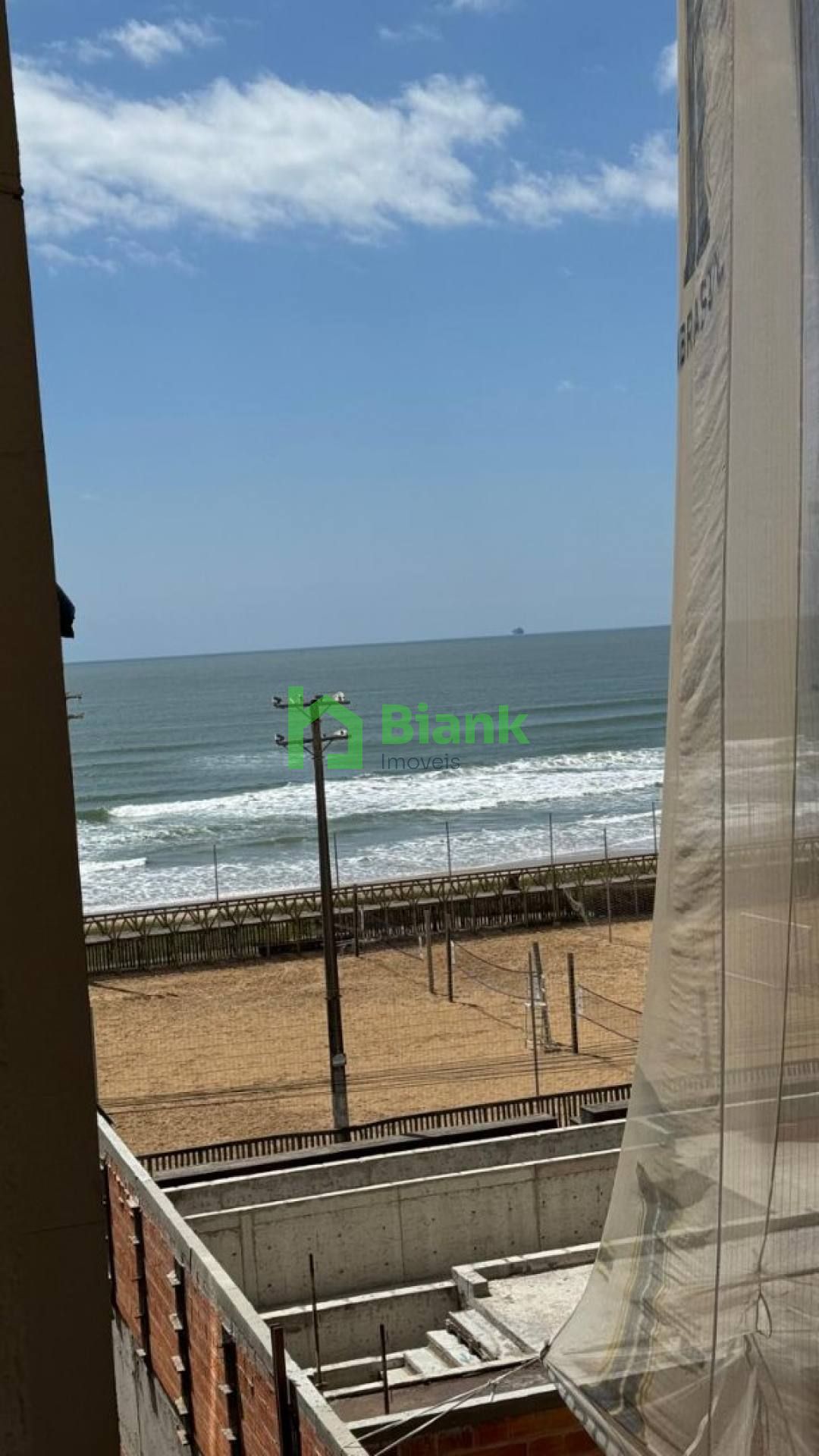 Apto em Condomínio Frente Mar!