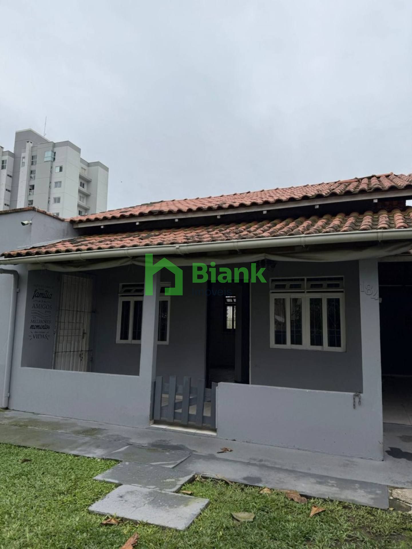 Casa à venda com 3 quartos no Centro de Navegantes – Quadra do Mar!