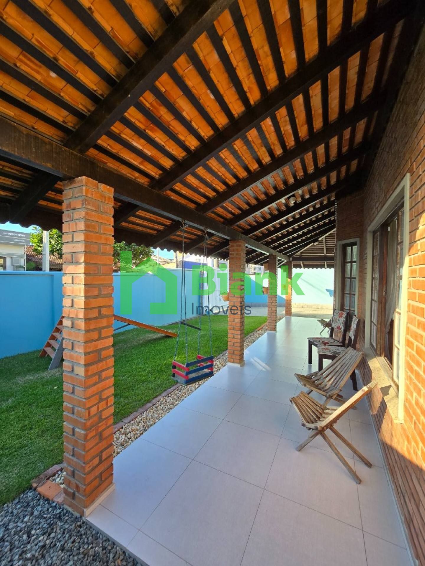 Casa na quadra do mar, pronta para morar!