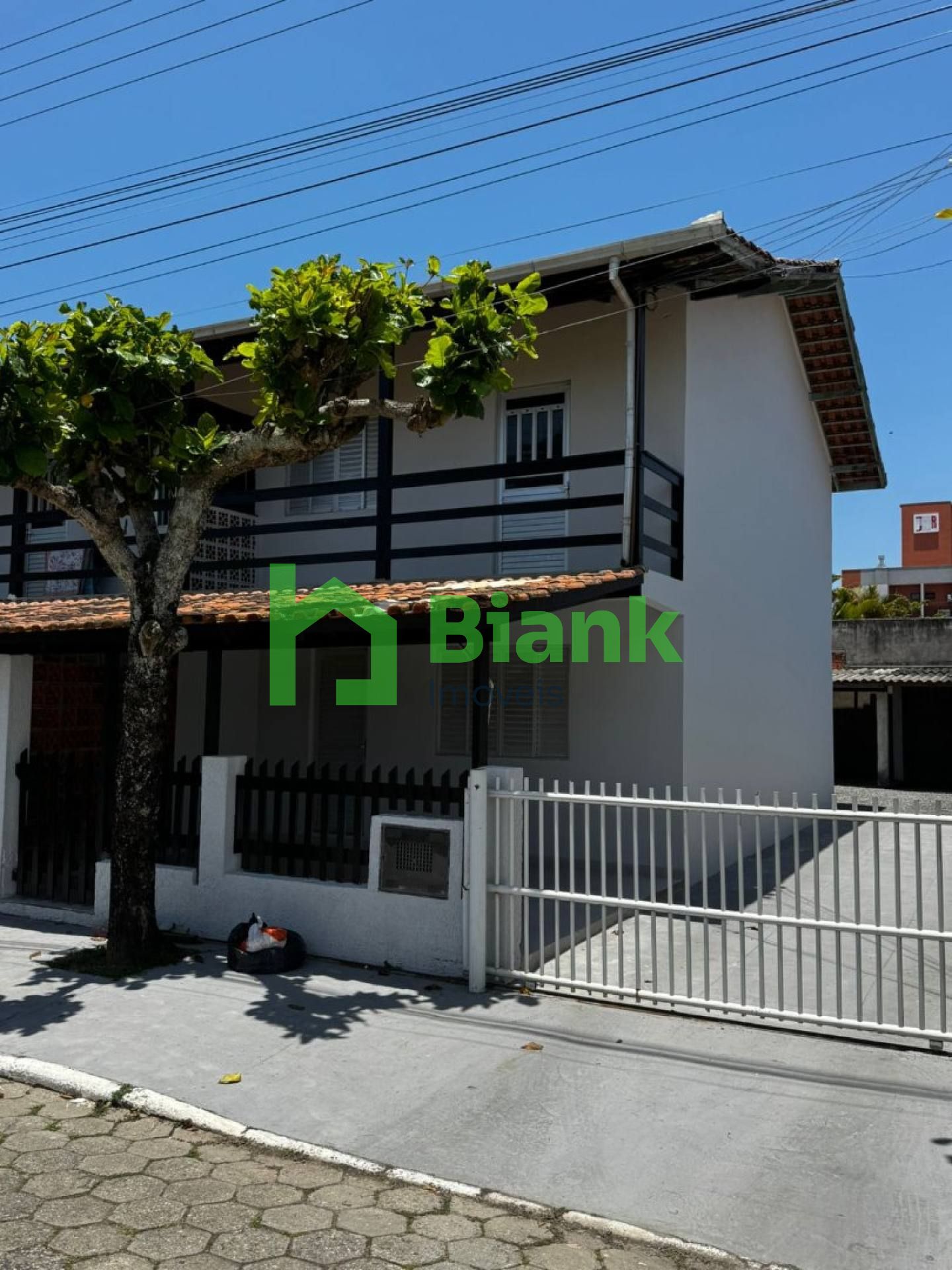 Casa na quadra do mar para locação!