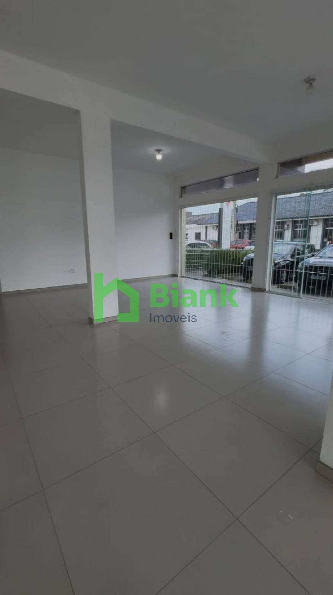 SALA COMERCIAL DE ESQUINA EM AVENIDA PRINCIPAL - NAVEGANTES