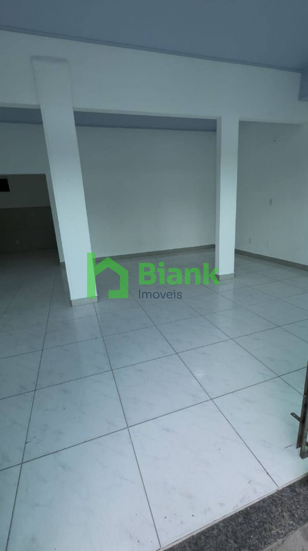 SALA COMERCIAL DE ESQUINA EM AVENIDA PRINCIPAL - NAVEGANTES