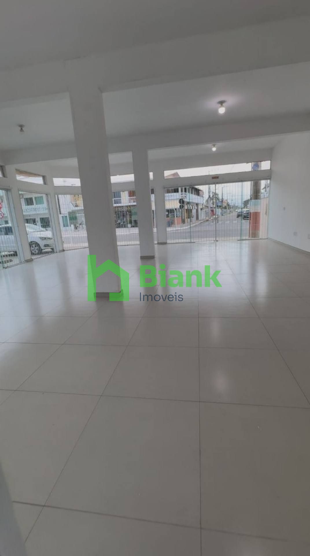 SALA COMERCIAL DE ESQUINA EM AVENIDA PRINCIPAL - NAVEGANTES