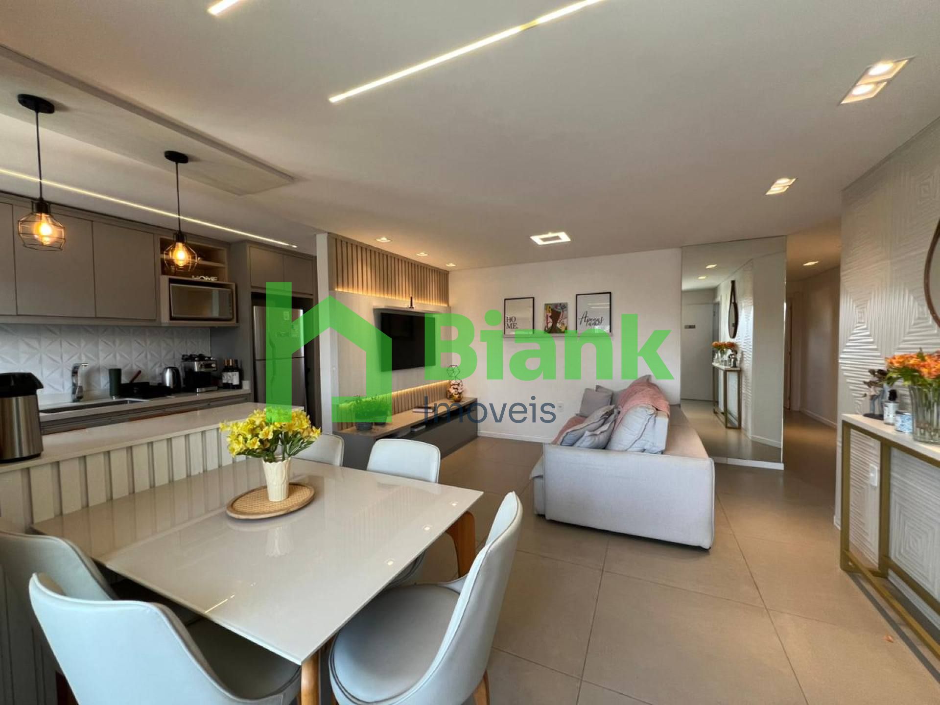 APARTAMENTO NO CENTRO DE NAVEGANTES COM SUITE - VENDA