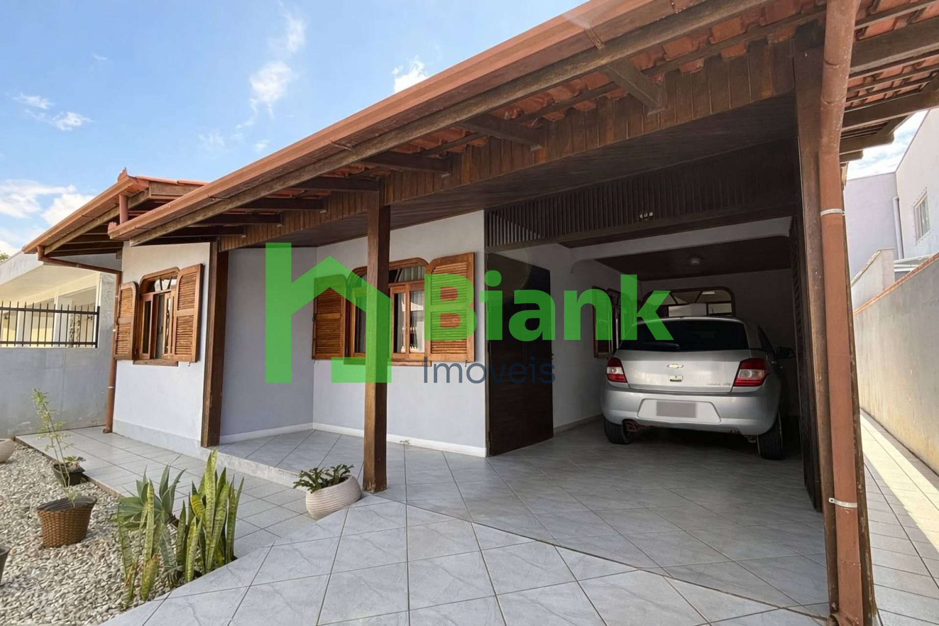 CASA NO CENTRO DE NAVEGANTES – A 400 METROS DO MAR