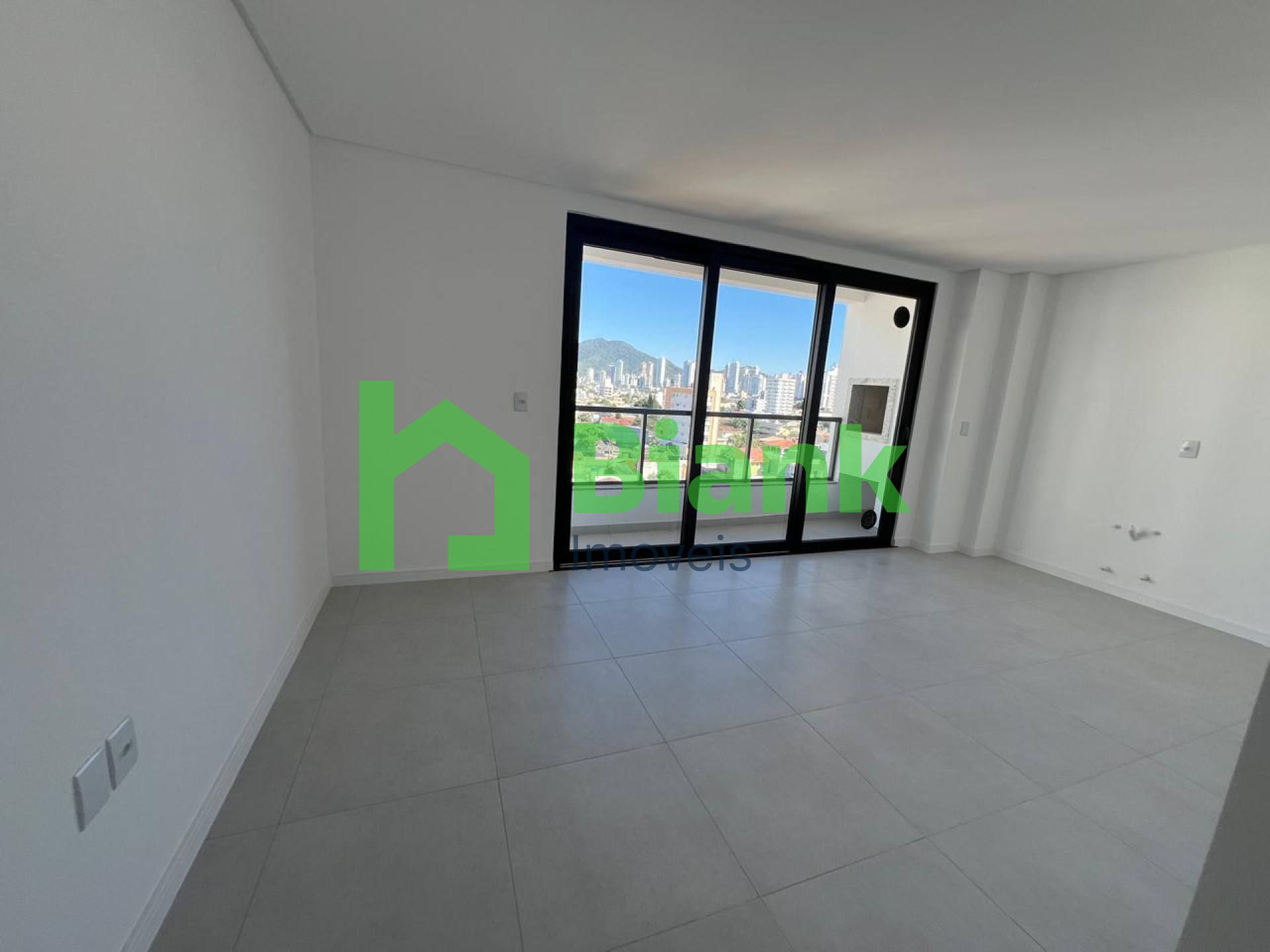 Apartamento com suíte, centro de Navegantes -  Locação