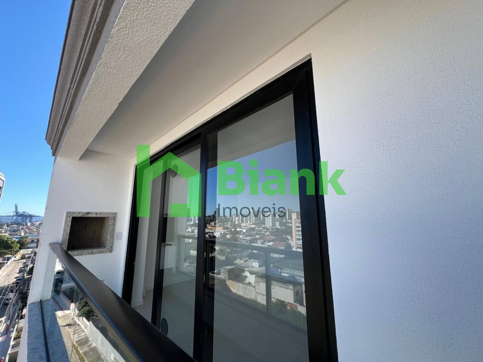 Apartamento com suíte, centro de Navegantes -  Locação