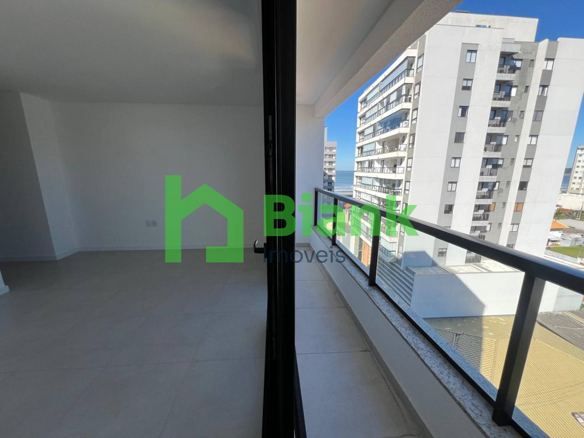 Apartamento com suíte, centro de Navegantes -  Locação