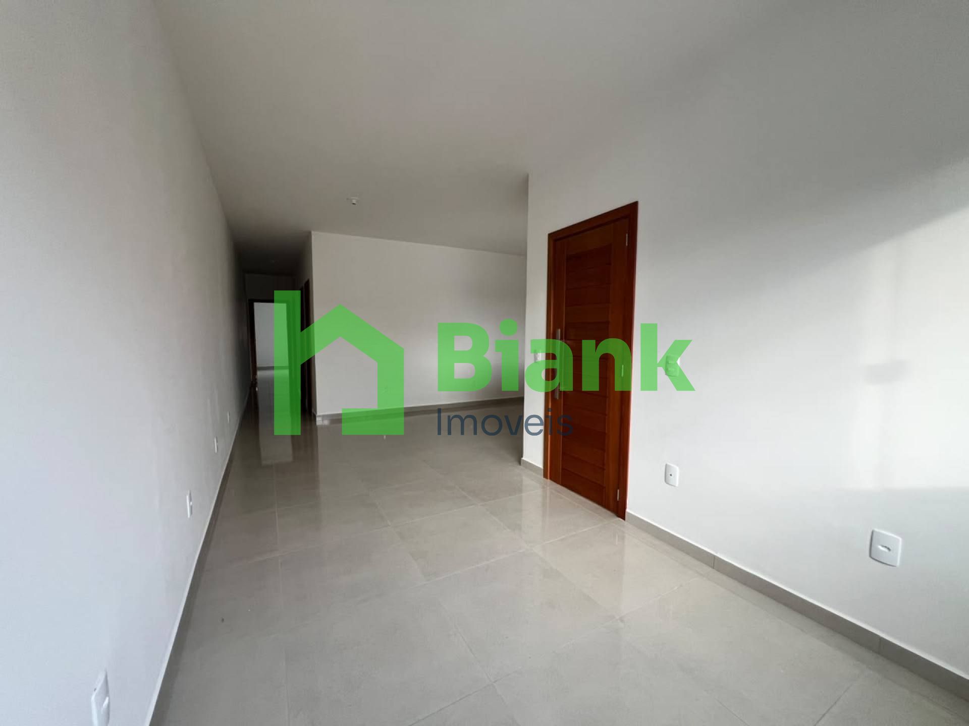 Casa Geminada com 3 Quartos, Suíte e Excelente Espaço Externo no Bairro Meia Praia - Venda