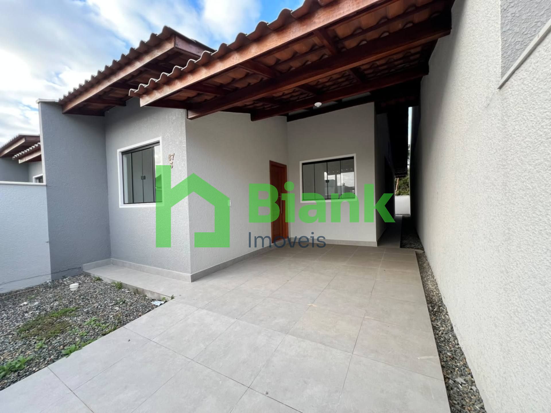 Casa Geminada com 3 Quartos, Suíte e Excelente Espaço Externo no Bairro Meia Praia - Venda