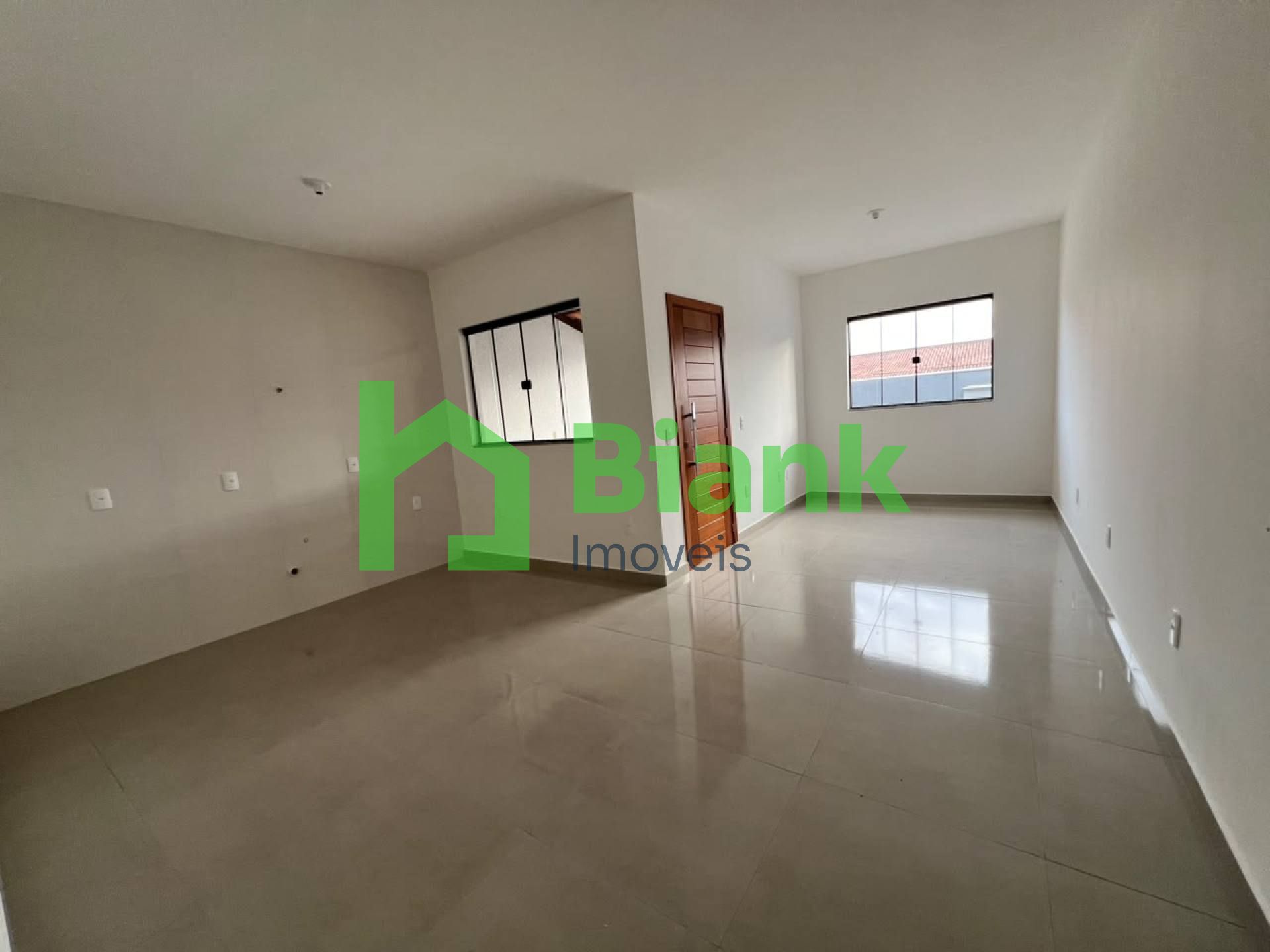 Casa Geminada com 3 Quartos, Suíte e Excelente Espaço Externo no Bairro Meia Praia - Venda