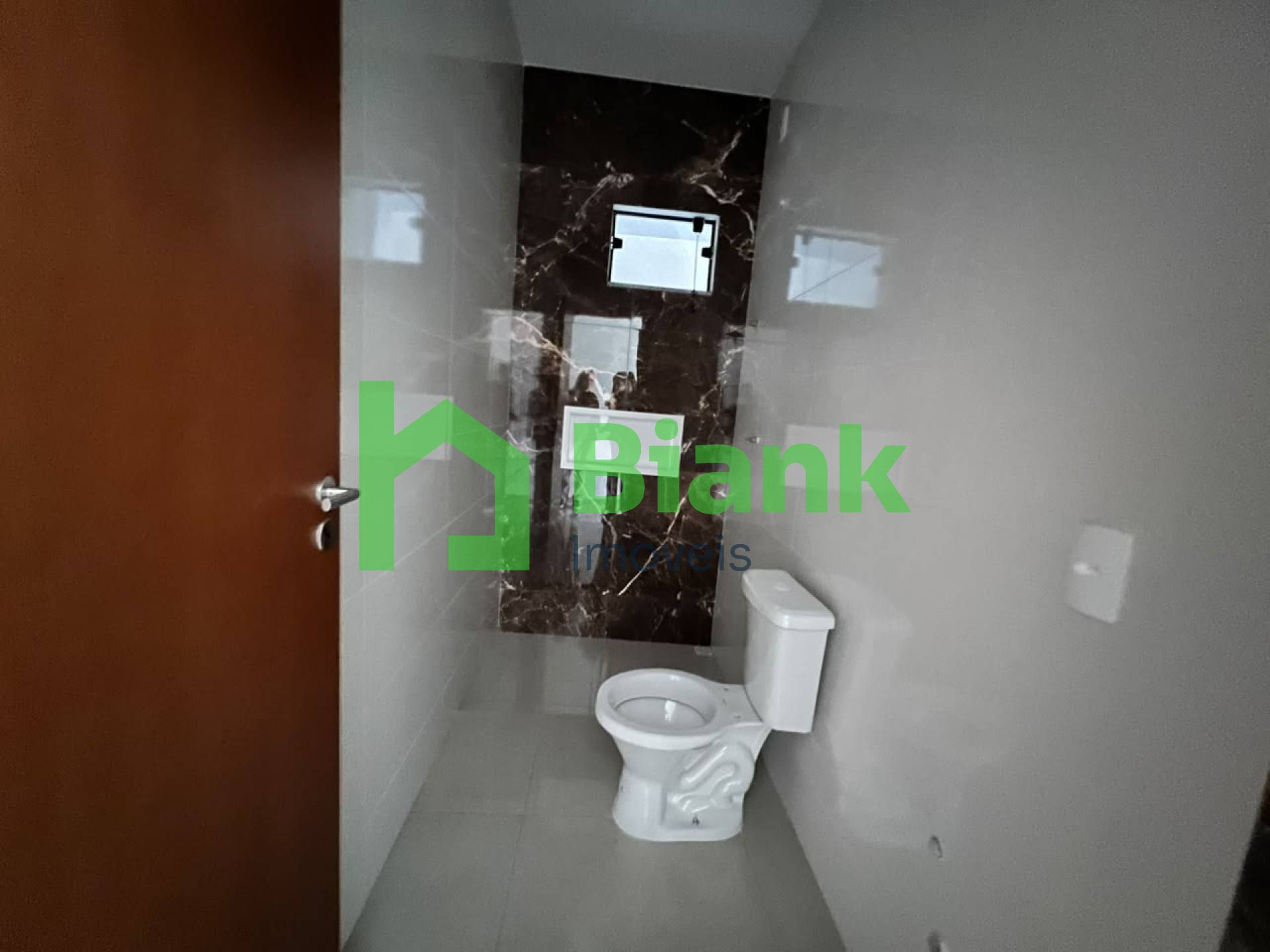 Casa Geminada com 3 Quartos, Suíte e Excelente Espaço Externo no Bairro Meia Praia - Venda