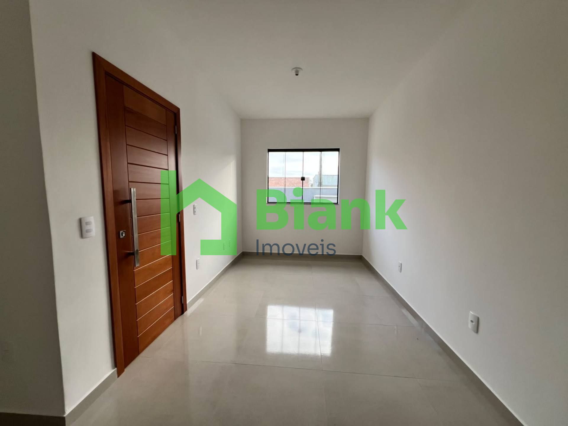 Casa Geminada com 3 Quartos, Suíte e Excelente Espaço Externo no Bairro Meia Praia - Venda