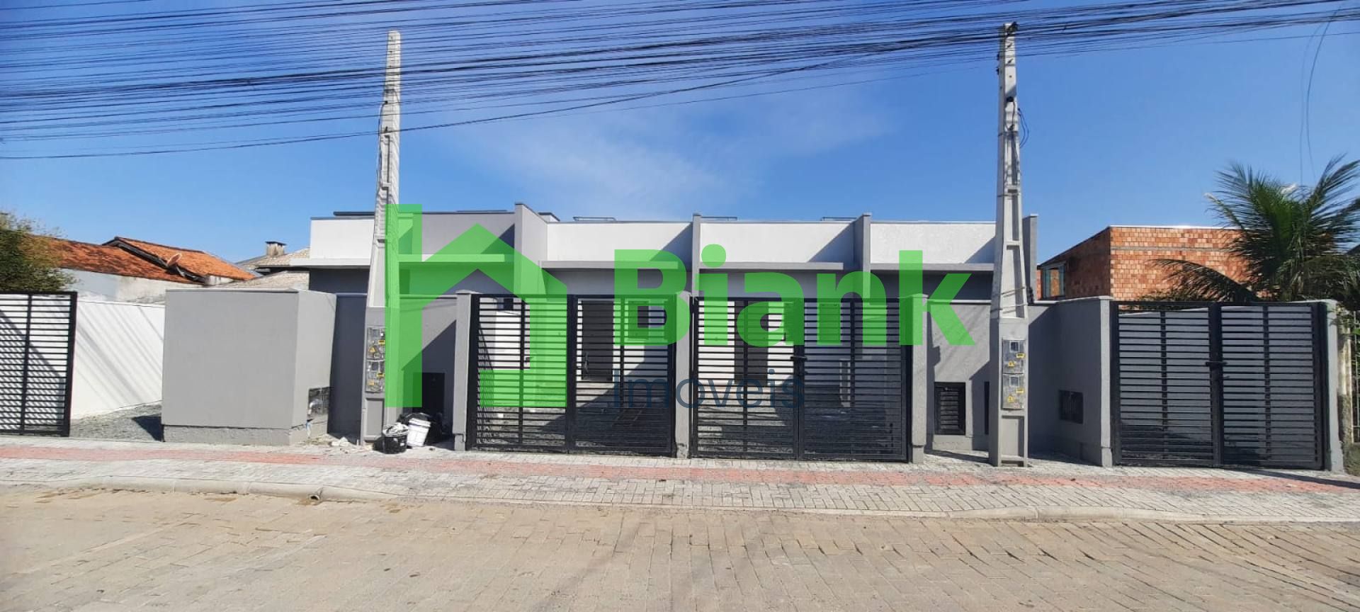 Casa Geminada com excelente espaço externo no Bairro Meia Praia - Venda