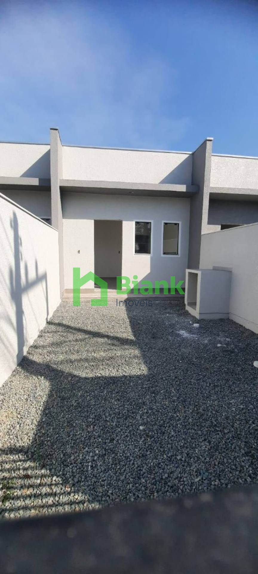 Casa Geminada com excelente espaço externo no Bairro Meia Praia - Venda