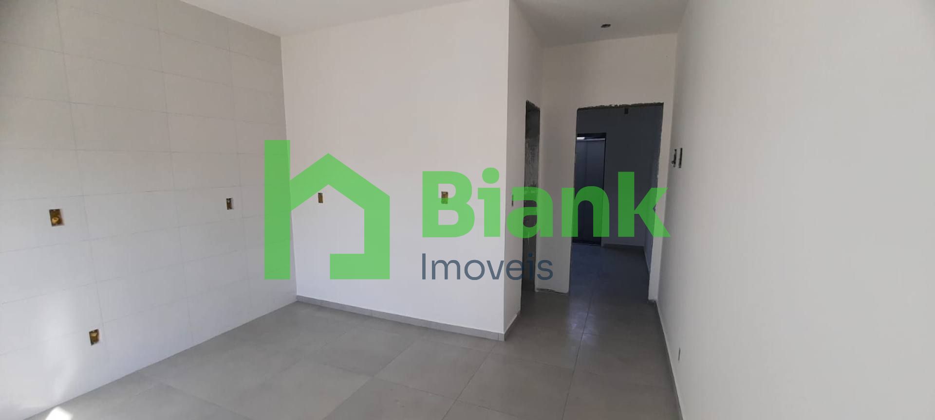 Casa Geminada com excelente espaço externo no Bairro Meia Praia - Venda