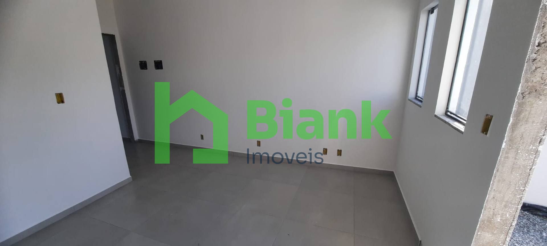 Casa Geminada com excelente espaço externo no Bairro Meia Praia - Venda