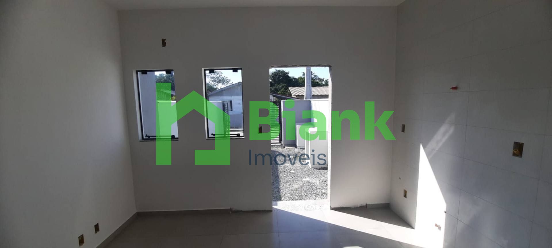 Casa Geminada com excelente espaço externo no Bairro Meia Praia - Venda