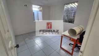 Loja em lagoa nova para locação, com salão principal, fachada em blindex, banheiro privativo, copa/cozinha, escritório.