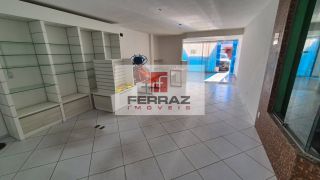 Loja em lagoa nova para locação, com salão principal, fachada em blindex, banheiro privativo, copa/cozinha, escritório.
