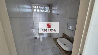 Loja em lagoa nova para locação, com salão principal, fachada em blindex, banheiro privativo, copa/cozinha, escritório.