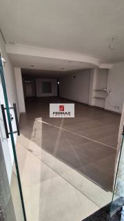 Loja em lagoa nova para locação, com salão principal, fachada em blindex, banheiro privativo, copa/cozinha, escritório.