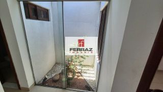 Casa aluguel em nova parnamirim, com três quartos, duas suítes, closet, área gourmet com churrasqueira e bancada de apoio.