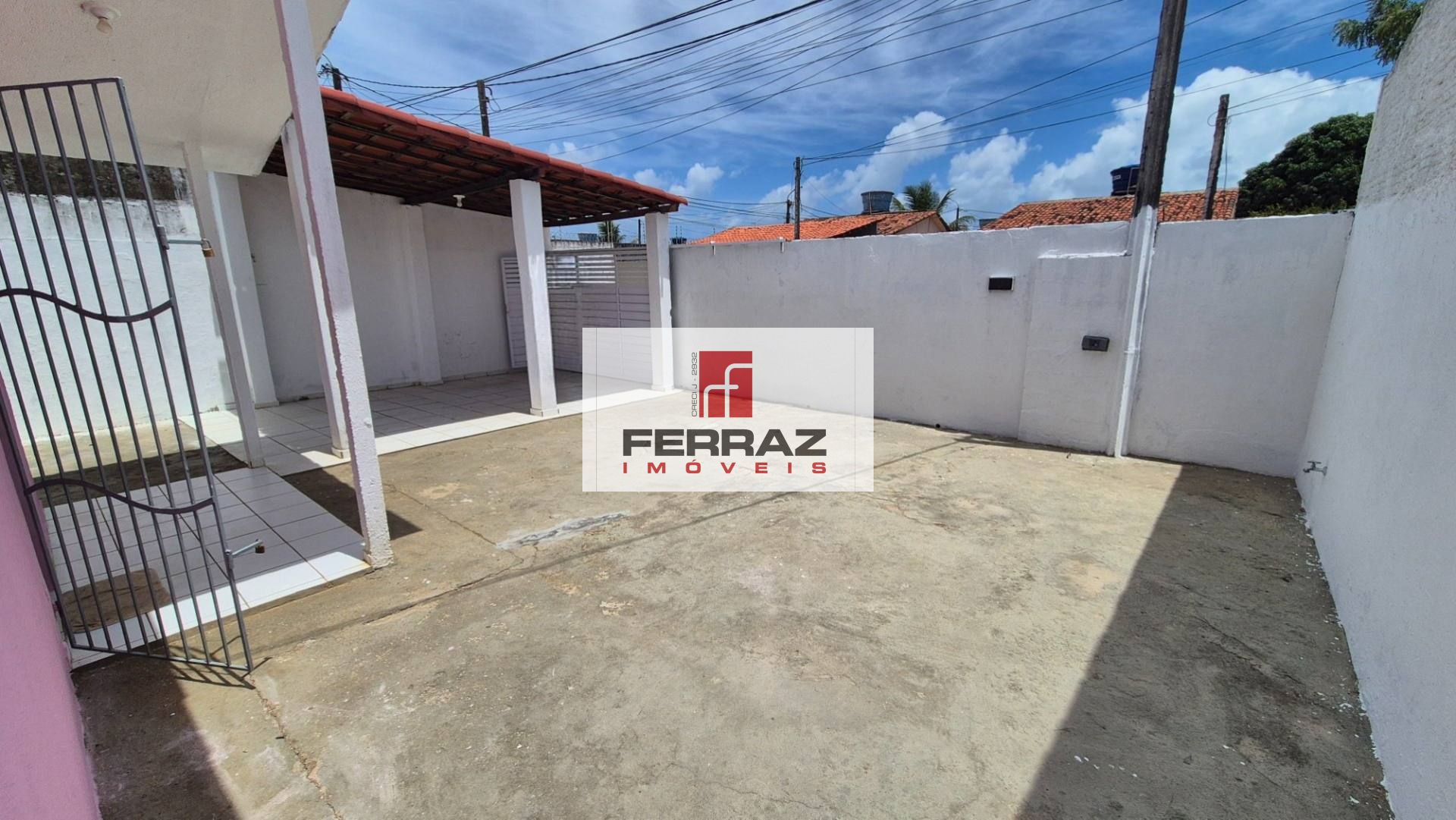 Casa em condomínio na coophab, sala, dois quartos, banheiro social, cozinha e área de serviço, quintal, garagem coberta. Condomínio simples.