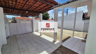 Casa em condomínio na coophab, sala, dois quartos, banheiro social, cozinha e área de serviço, quintal, garagem coberta. Condomínio simples.