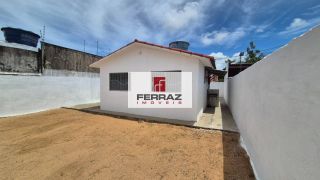 Casa em condomínio na coophab, sala, dois quartos, banheiro social, cozinha e área de serviço, quintal, garagem coberta. Condomínio simples.